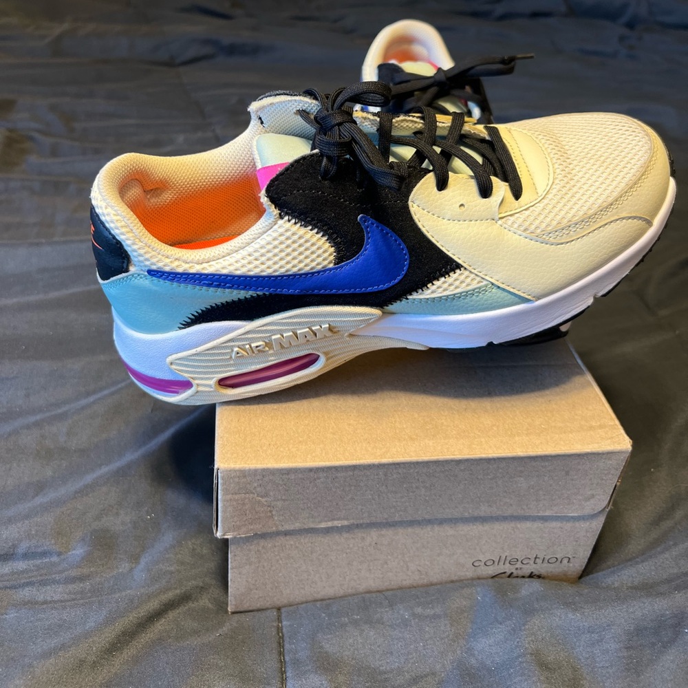 Womens size 10 Nike Air Max sneakers.
